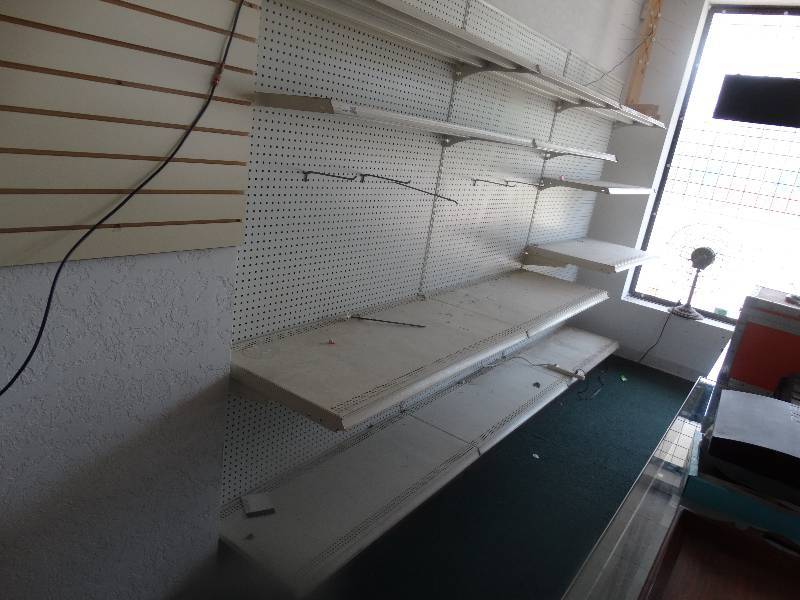 lot 5937 image: Metal stocking shelf