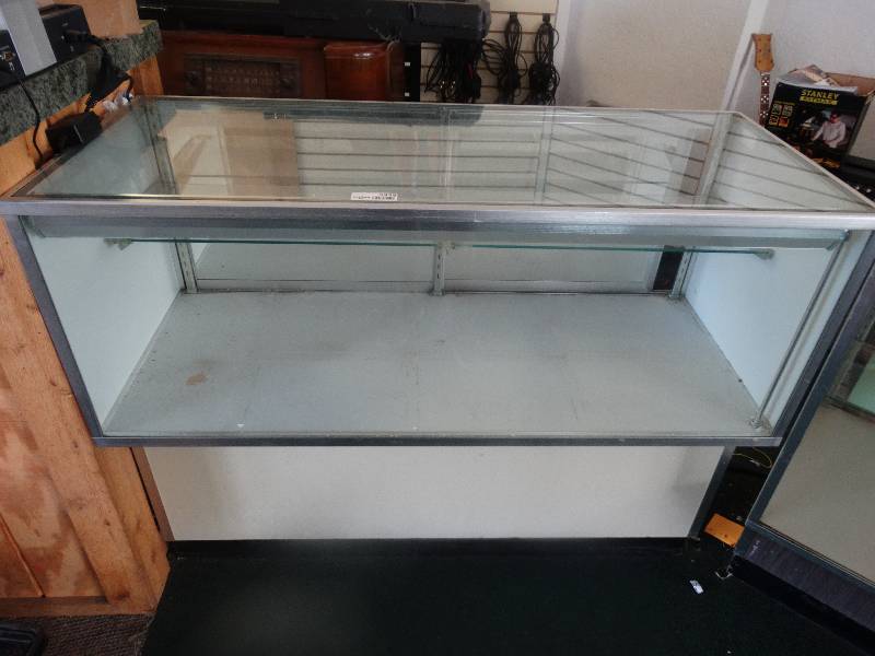 lot 5939 image: Glass display shelf 4ft x 20 inch