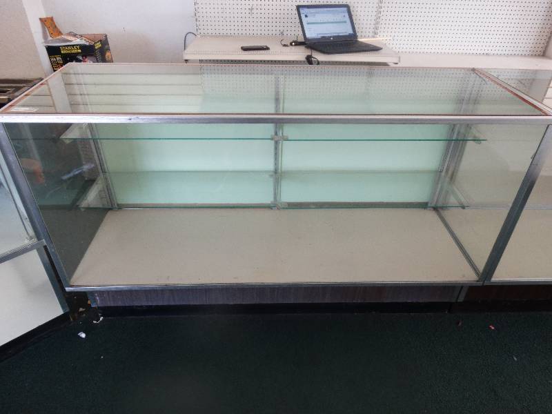 lot 5940 image: Glass display shelf 5ft x 20 14