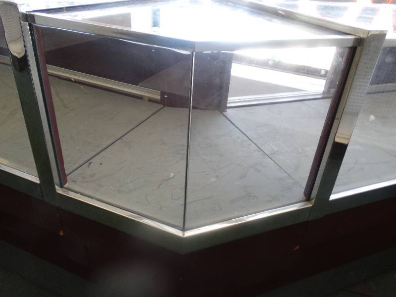 lot 5948 image: Glass display case