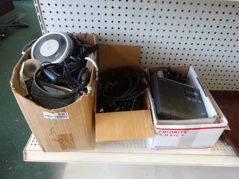 lot 5961 image: Lot of various electronics and cords