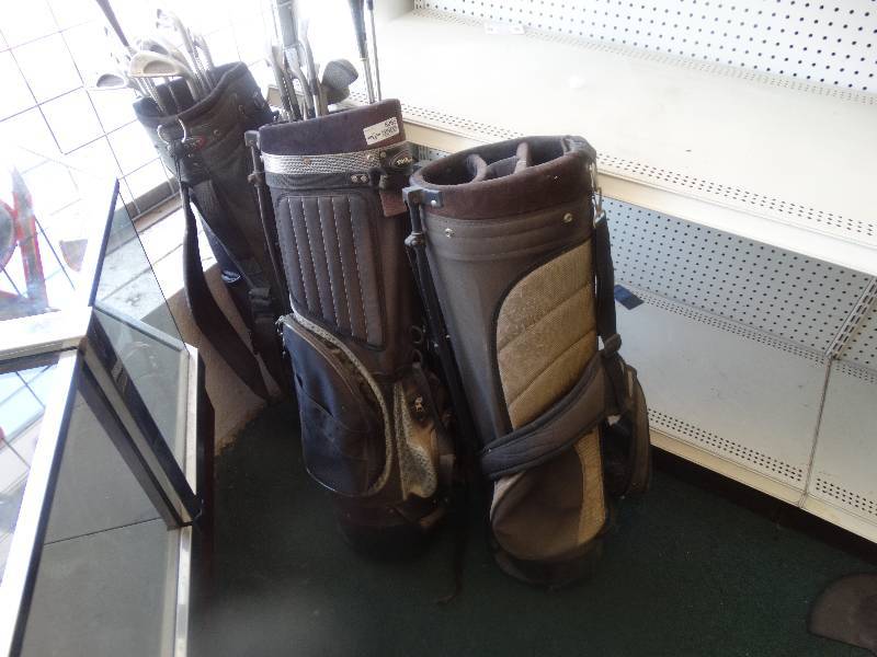 lot 5965 image: Golf bags w golf clubs