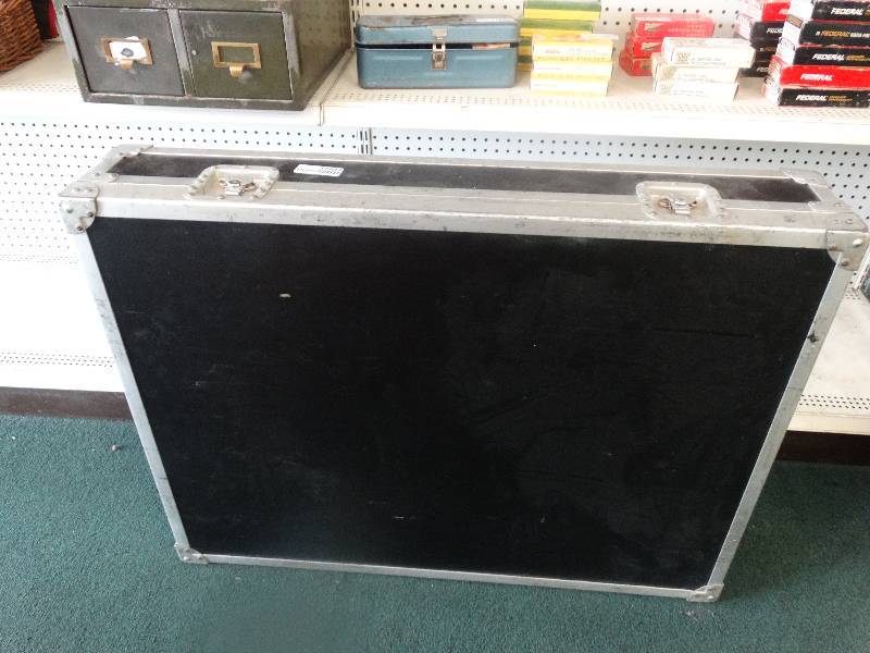 lot 12803 image: Peavey 16 channel mixer in road case