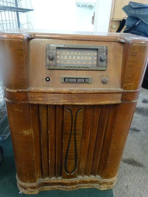 lot 12805 image: Antique radio. Power cord needs replacement