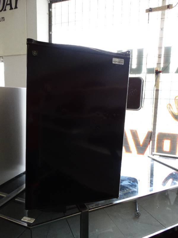 lot 12850 image: General Electric mini fridge in working condition. 31x20