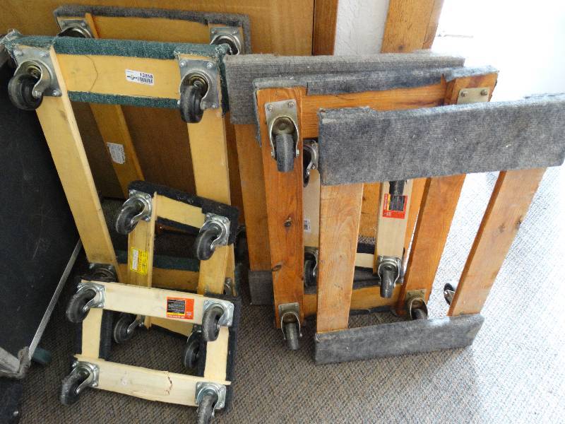 lot 12858 image: Large lot of rolling carts