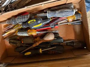 lot 1339 image: SCREWDRIVERS, WISK BROOM........R3