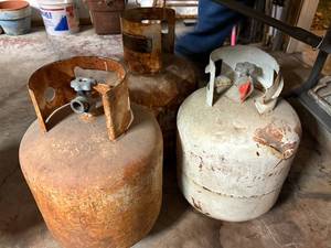 lot 1352 image: 3-20#  PROPANE TANKS...................R3