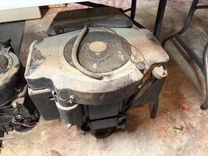 lot 1354 image: 16 HP BRIGGS AND STRATTON ENGINE VERT SHAFT............................R3
