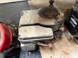 lot 1355 image: BRAND UNKNOWN MOWER ENGINE, VERT SHAFT...............R3