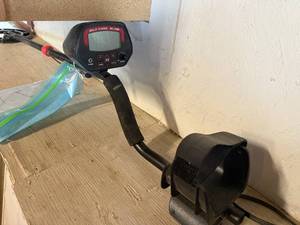 lot 1201 image: CG-1037 METAL DETECTOR--------------------GNW