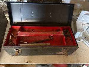 lot 1212 image: METAL TOOL BOX, MISC TOOLS-------------GWW