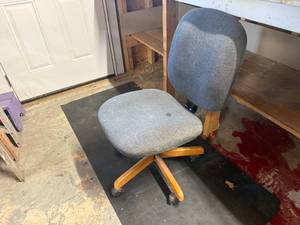 lot 1236 image: ROLLING OFFICE CHAIR---------------GWW