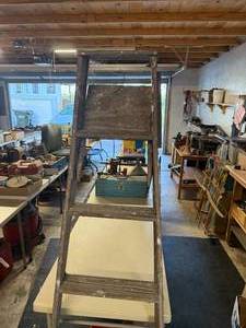 lot 1238 image: 6 WOOD STEP LADDER-----------------SW