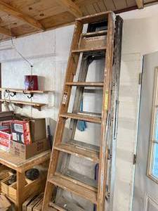 lot 1239 image: 8 WOOD STEP LADDER --------------------SW