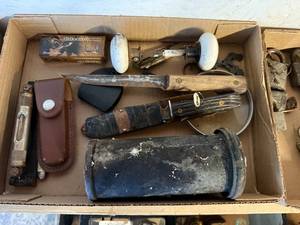lot 1250 image: FLAT OF POCKET KNIVES, DOORKNOBS, MAGNIFYING GLASS --------SW