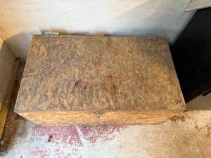 lot 1254 image: WOOD TRUNK WDIVIDERS-----------------SW