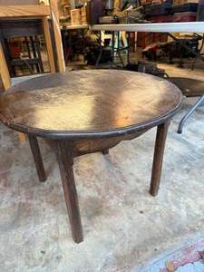 lot 1261 image: ROUND WOOD TABLE