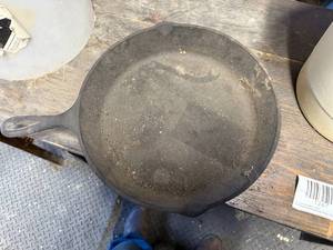lot 1267 image: LODGE CAST IRON SKILLET USA10SK--------R1
