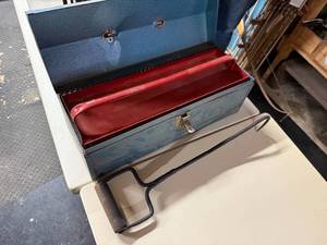 lot 1275 image: HAY HOOK, METAL TOOL BOX-----------R1