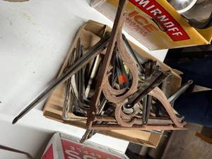 lot 1287 image: SHELF BRACKETSSOME VINTAGE-------R2