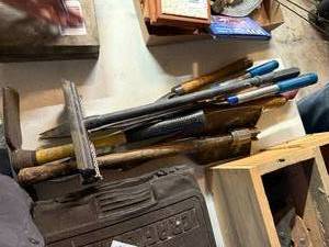 lot 1299 image: LAWNGARDEN TOOLS, US MILITARY SHOVEL.....R2