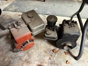 lot 1304 image: 2 BRIGGS AND STRATTON ENGINES-----------R2