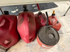lot 1310 image: 5 GAS CANS 1 METAL.............................R2