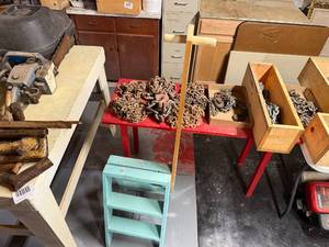 lot 1317 image: 2  STEP STOOL WHANDLES.............R2