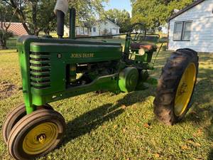 lot 1050 image: JD MODEL B TRACTOR