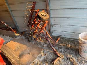 lot 1059 image: 36 LAWN THATCHER PULL TYPE