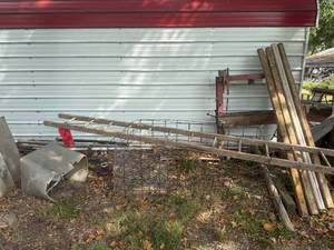 lot 1089 image: MISC PIPE  TIMBERS  OLD PRESS  WIRE PANELS