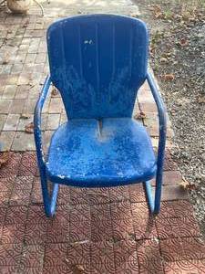 lot 1092 image: BLUE METAL VINTAGE LAWN CHAIR