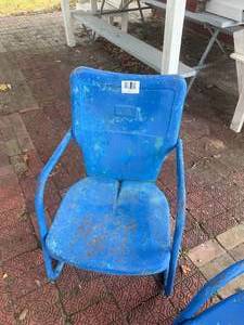 lot 1094 image: BLUE METAL VINTAGE LAWN CHAIR