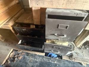 lot 1097 image: 3 DRAWER FILE CAB  3 DRAWER METAL CAB WITH MISC