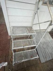 lot 1801 image: METAL 3 STEP RISER