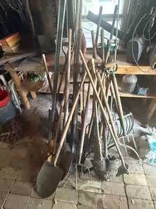lot 1808 image: LAWN & GARDEN HAND TOOLS