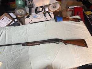 lot 1103 image: WINCHESTER MODEL 12 FEATHER WEIGHT 12 GA, 2 34 CHAMBER, FULL CHOKE, 27 BARREL, BORE BRIGHT