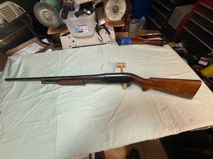 lot 1104 image: WINCHESTER MODEL 12, 12 GA, 2 34 CHAMBER, MODIFIED CHOKE, 27 BARREL, S# 1558831, BORE BRIGHT.