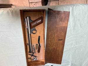 lot 1117 image: BENJIMAN FRANKLIN MODEL 137, BB PISTOL (IN PARTS)