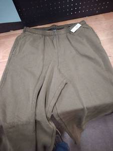 lot 2286 image: Gap brand green sweatpants size L&nbsp