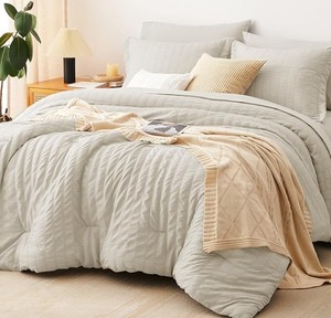 lot 1969 image: CozyLux King Size Seersucker Bedding Set - Retail $72