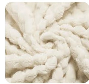 lot 3789 image: Luxurious Cream Faux Fur Throw Blanket - Retail $29