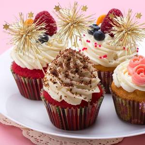 lot 18429 image: 30 PCS Foil Fireworks Cupcake Covers, Happy Birthday Cake covers Parkling Tinsel Flowers Fruit Toothpicks, Birthday Party and Valentinefts Day Party Supplies Gold - Retail $5