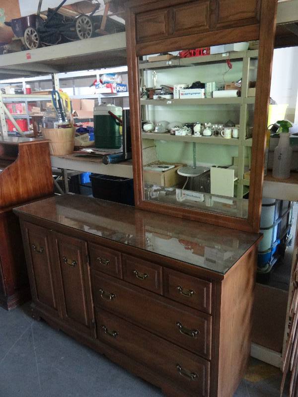 lot 4200 image: 4 Drawer dresser wmirror.