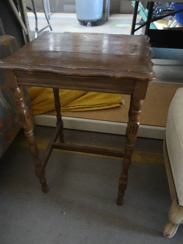 lot 4203 image: Small wooden end table.