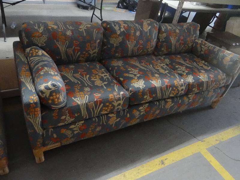 lot 4204 image: Couch wfloral design.