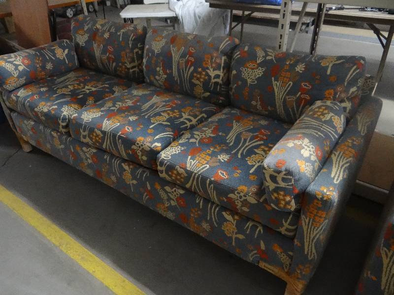 lot 4205 image: Couch wfloral design.