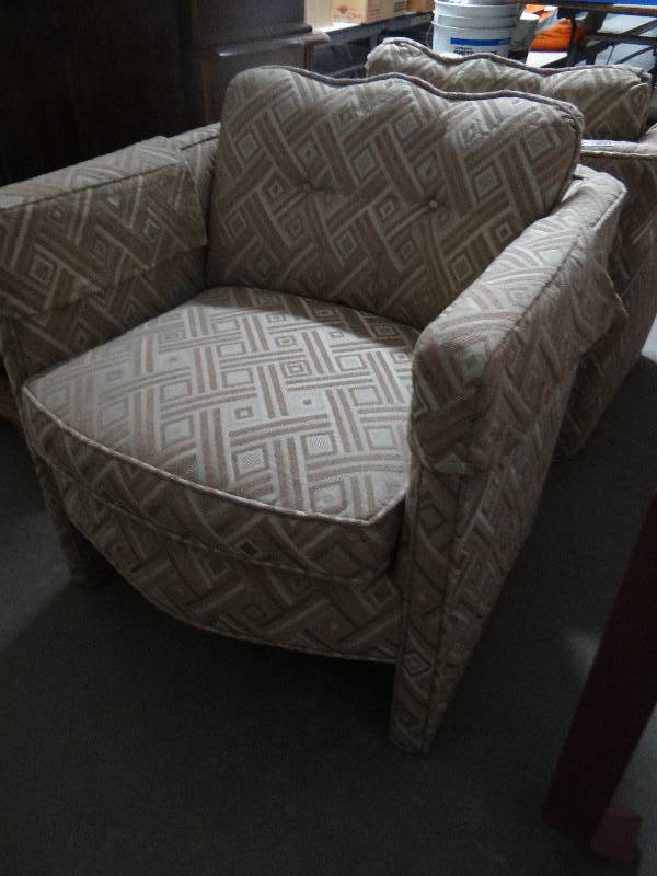 lot 4220 image: Tan lounge chair.