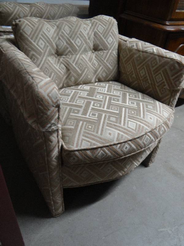 lot 4221 image: Tan lounge chair.